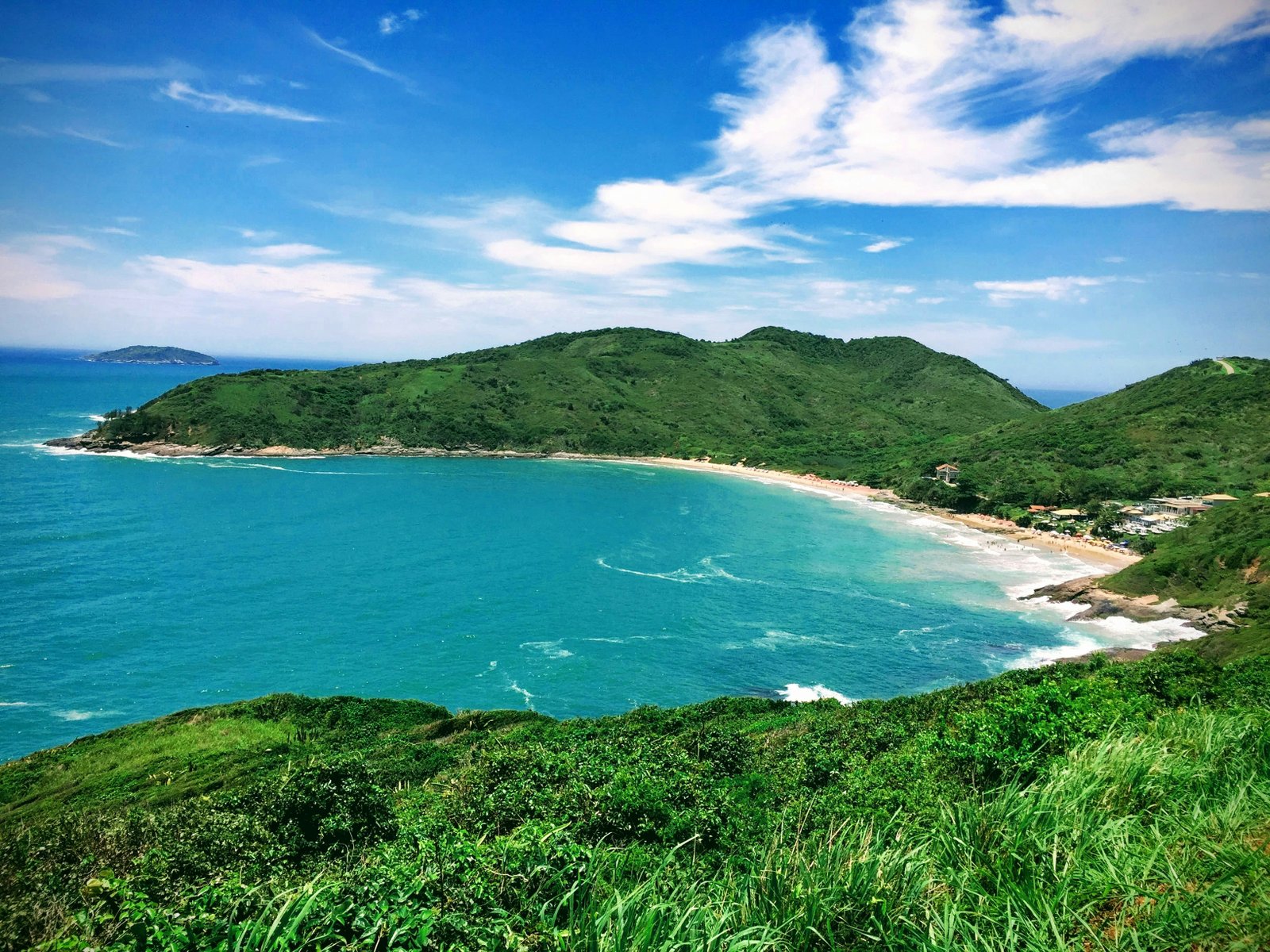 Vista panorâmica de enseada e montanhas verdes em Búzios
